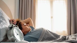 目覚ましに手を伸ばす朝起きられない人