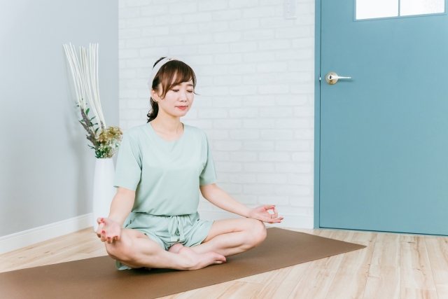 グラウンディング瞑想 目を閉じて瞑想する女性